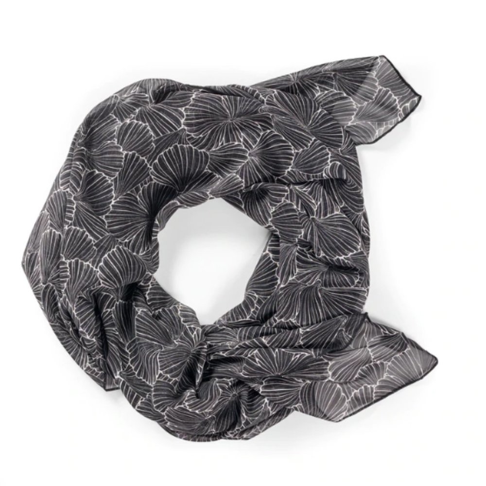 BNWOT Initials Inc. Its A Wrap - Shellebrate Pashmina Wrap